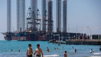 Anjungan minyak di Laut Kaspia di Baku, Azerbaijan pada tanggal 8 Agustus 2020. Pembendungan, ekstraksi berlebihan, polusi, dan, yang semakin meningkat, krisis iklim yang disebabkan oleh manusia mendorong penyusutannya (Foto: CNN)