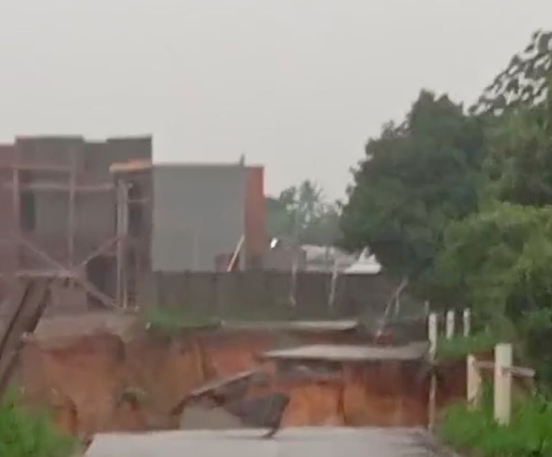 Longsor terjadi di jalan penghubung Kabupaten Tangerang, Banten dengan Kabupaten Bogor, Jawa Barat. Tanah itu longsor cukup dalam dan jarak yang cukup panjang. (dok BPBD Kab Tangerang)