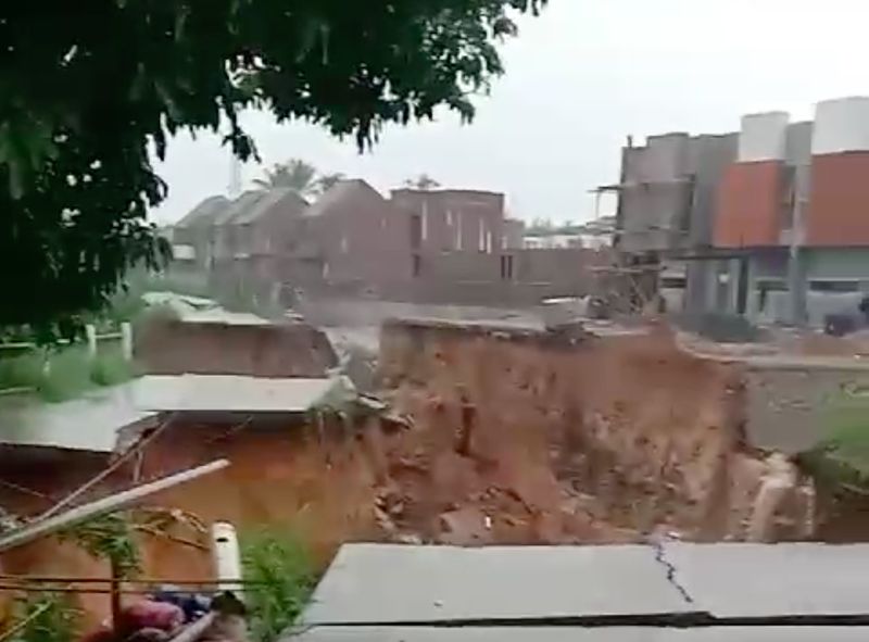 Longsor terjadi di jalan penghubung Kabupaten Tangerang, Banten dengan Kabupaten Bogor, Jawa Barat. Tanah itu longsor cukup dalam dan jarak yang cukup panjang. (dok BPBD Kab Tangerang)