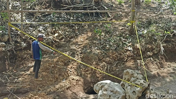 Lubang di Kademangan Kabupaten Blitar yang menyedot air sungai Kaliasat
