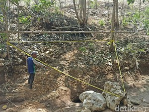 Heboh Air Sungai di Blitar Tersedot Habis ke Lubang Misterius