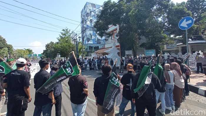 Mahasiswa dari Himpunan Mahasiswa Islam (HMI) menggelar aksi demo menuntut dugaan kasus korupsi pembangunan gedung Setda diusut tuntas