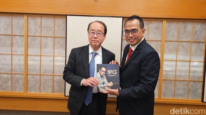 Mantan Penasihat Khusus Perdana Menteri Jepang Dr Izumi Hiroto dan Eks Menhub Budi Karya (Herianto Barbara/detikcom).