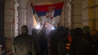 Penyelenggara protes mengatakan mereka ingin memasuki gedung Balai Kota dan menyampaikan tuntutan mereka, termasuk agar mereka yang bertanggung jawab atas runtuhnya atap gedung diadili.  