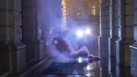 Polisi menanggapi dengan menembakkan tabung gas air mata.  