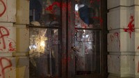 Para pengunjuk rasa mengepung gedung di pusat kota, memecahkan jendela, dan melemparkan batu serta benda-benda lain meskipun ada seruan dari penyelenggara agar tetap tenang. Pasukan polisi khusus dikerahkan di dalam gedung.  