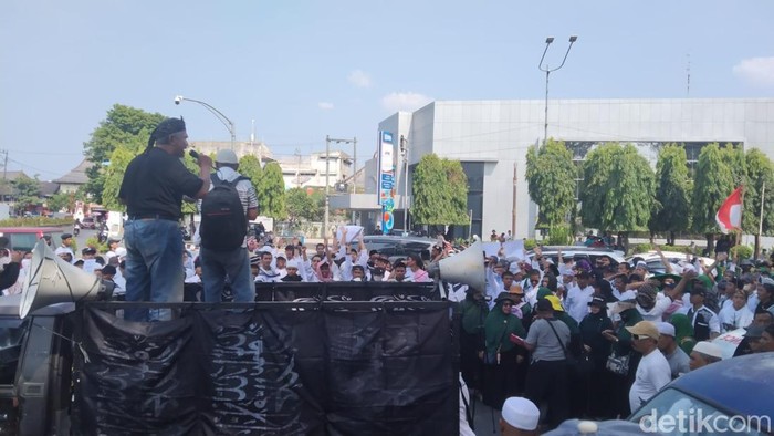 Massa aksi di depan Balai Kota Solo meminta agar Jokowi Diadili, Rabu (6/10/2024).