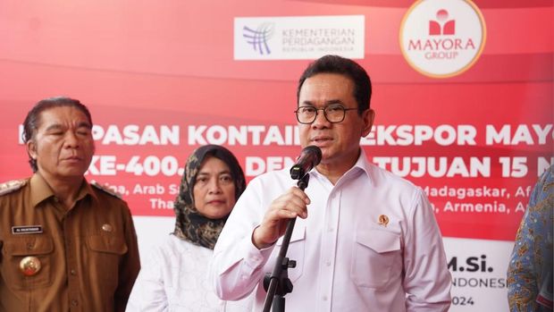 Menteri Perdagangan Budi Santoso melepas kontainer berisi 400.000 produk makanan olahan produksi PT Mayora Indah Tbk ke 15 negara di kawasan Afrika, Timur Tengah, Asia Tenggara, Asia Selatan, dan wilayah lainnya.