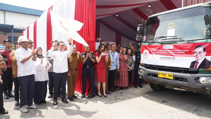 Menteri Perdagangan Budi Santoso melepas kontainer berisi 400.000 produk makanan olahan produksi PT Mayora Indah Tbk ke 15 negara di kawasan Afrika, Timur Tengah, Asia Tenggara, Asia Selatan, dan wilayah lainnya.