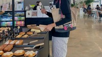 Menyambangi bakery yang populer dan estetik menjadi salah satu rutinitas saat waktunya lengang. Setibanya di sana ia langsung memilih roti-roti yang menarik perhatiannya. Foto: Instagram/megawatihangestrip