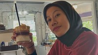 Menu kopi yang unik nan cantik menjadi pilihannya saat ke kafe. Pesanannya tak neko-neko sekadar campuran susu dengan campuran kopi dan es krim yang disukainya. Foto: Instagram/megawatihangestrip
