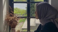 Megawati seringkali tampil keren bahkan di luar lapangan. Gayanya yang estetik cocok berpadu ketika datang ke kafe untuk sekadar minum es kopi. Foto: Instagram/megawatihangestrip