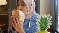 Menyantap burger menjadi salah satu kegiatan favoritnya. Rasa burger yang juicy dengan bun yang lembut menjadi hiburan bagi lidah Megawati. Foto: Instagram/megawatihangestrip