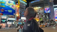 Berkarir di Korea Selatan membuat Megawati lebih sering kulineran di negeri ginseng. Segelas minuman menyegarkan menjadi penyemangatnya usai latihan malam hari. Foto: Instagram/megawatihangestrip