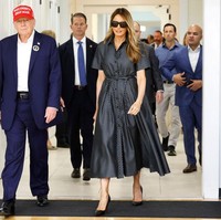 Sejumlah akun liberal di media sosial pun ikut menyebarkan teori konspirasi ini, seperti akun BrooklynDad yang menyatakan bahwa ada ‘Melania palsu’ yang berdiri di samping calon presiden dari Partai Republik itu. Bagaimana mungkin seseorang yang berjalan-jalan dengan istri palsu masih bisa menjadi kandidat presiden? Foto: Getty Images/Chip Somodevilla