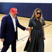 Mantan ibu negara itu terlihat anggun dalam balutan midi dress bermotif polkadot dari Christian Dior. Ia melengkapi penampilannya dengan mengenakan sunglasses besar yang menutupi sebagian wajahnya. Foto: Getty Images/Chip Somodevilla