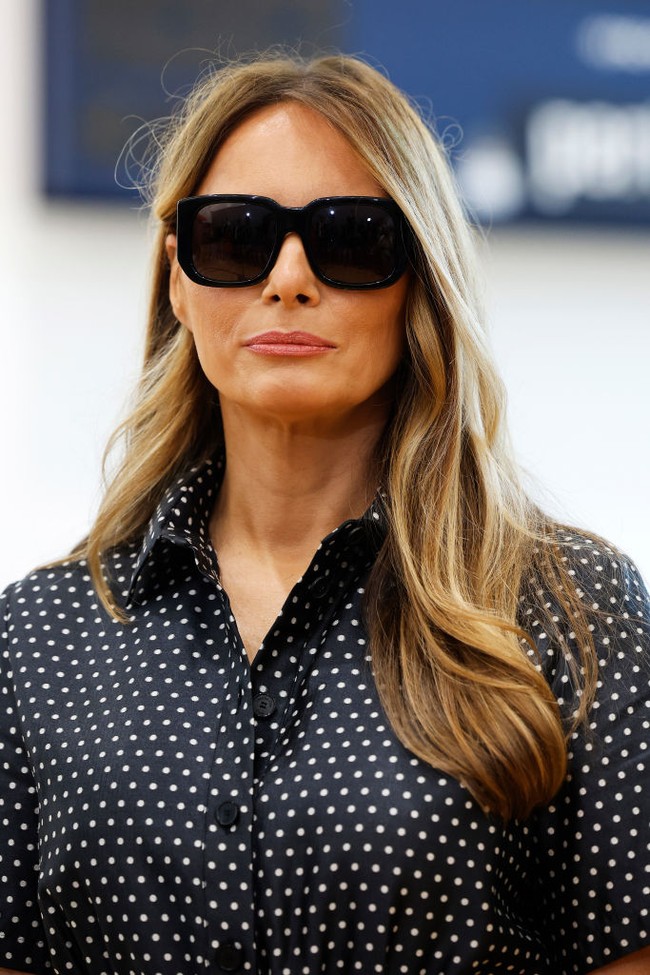 Penampilan Melania Trump yang menemani suaminya, Donald Trump untuk nyoblos di West Palm Beach, Florida, pada Selasa (5/11/2024) telah memicu teori konspirasi di media sosial. Banyak orang yang menyakini bahwa wanita tersebut adalah Melania palsu. Foto: Getty Images/Chip Somodevilla