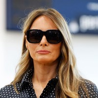 Penampilan Melania Trump yang menemani suaminya, Donald Trump untuk nyoblos di West Palm Beach, Florida, pada Selasa (5/11/2024) telah memicu teori konspirasi di media sosial. Banyak orang yang menyakini bahwa wanita tersebut adalah Melania palsu. Foto: Getty Images/Chip Somodevilla
