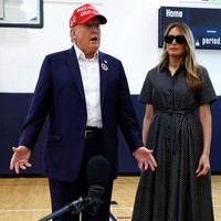 “Wanita palsu ini mengenakan kacamata hitam di dalam ruangan sepanjang hari,” komentar lainnya. Foto: Getty Images/Chip Somodevilla