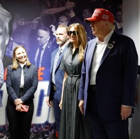 Meskipun teori konspirasi ini tampak tak berdasar, isu ini tetap menjadi topik hangat di kalangan netizen. Melania sendiri tampaknya tidak terpengaruh oleh rumor yang beredar. Melalui akun media sosialnya, ia memposting stiker I Voted dengan latar bendera Amerika Serikat, menunjukkan bahwa ia sudah memberikan suaranya. Foto: Getty Images/Chip Somodevilla