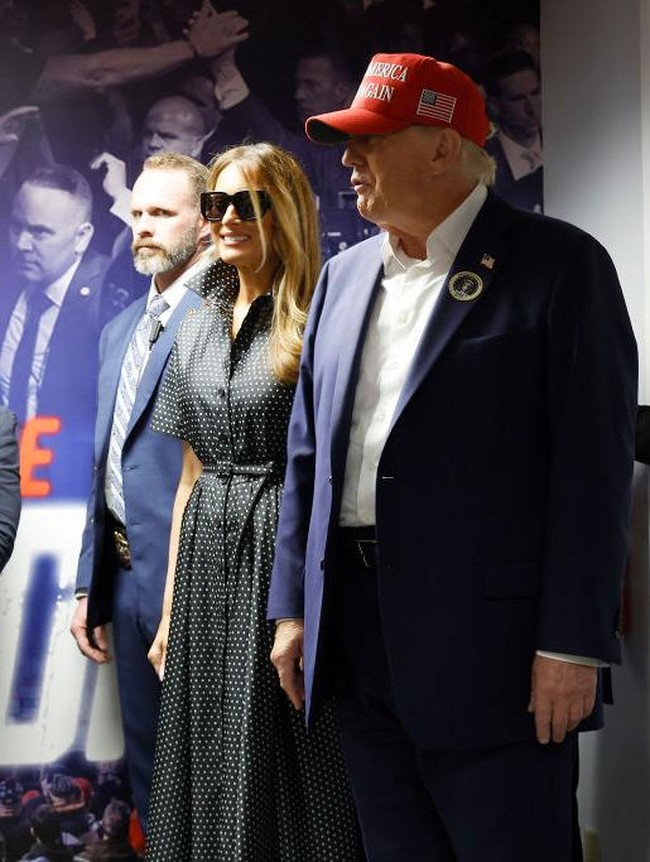 Meskipun teori konspirasi ini tampak tak berdasar, isu ini tetap menjadi topik hangat di kalangan netizen. Melania sendiri tampaknya tidak terpengaruh oleh rumor yang beredar. Melalui akun media sosialnya, ia memposting stiker I Voted dengan latar bendera Amerika Serikat, menunjukkan bahwa ia sudah memberikan suaranya. Foto: Getty Images/Chip Somodevilla