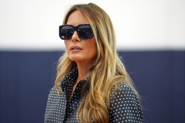 Sebagian pengguna internet mengklaim tanpa bukti yang jelas bahwa wanita di samping Donald Trump bukanlah Melania yang asli, melainkan seorang Melania Palsu. “Ini bukan Melania,” tulis seorang netizen. Foto: AP/Evan Vucci