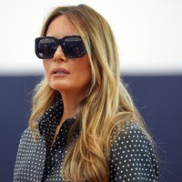 Sebagian pengguna internet mengklaim tanpa bukti yang jelas bahwa wanita di samping Donald Trump bukanlah Melania yang asli, melainkan seorang Melania Palsu. “Ini bukan Melania,” tulis seorang netizen. Foto: AP/Evan Vucci