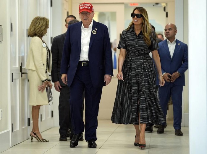 Mantan ibu negara Melania Trump mendengarkan calon presiden dari Partai Republik mantan Presiden Donald Trump berbicara setelah memberikan suara pada Hari Pemilihan di Pusat Rekreasi Morton dan Barbara Mandel, Selasa, 5 November 2024, di Palm Beach, Florida.