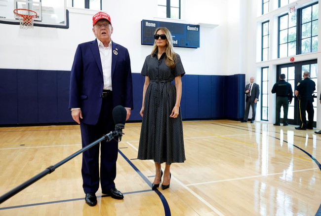 Melania bahkan tidak melepas kacamata hitamnya meski di dalam ruangan. Hal tersebut memicu kecurigaan netizen. Foto: Getty Images/Chip Somodevilla