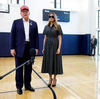 Melania bahkan tidak melepas kacamata hitamnya meski di dalam ruangan. Hal tersebut memicu kecurigaan netizen. Foto: Getty Images/Chip Somodevilla