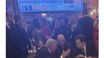 Foto Trump, Elon Musk, dan para pendukungnya berkumpul pada malam sebelum Pilpres AS. Kini mereka sepertinya sudah menang. Foto: X.com