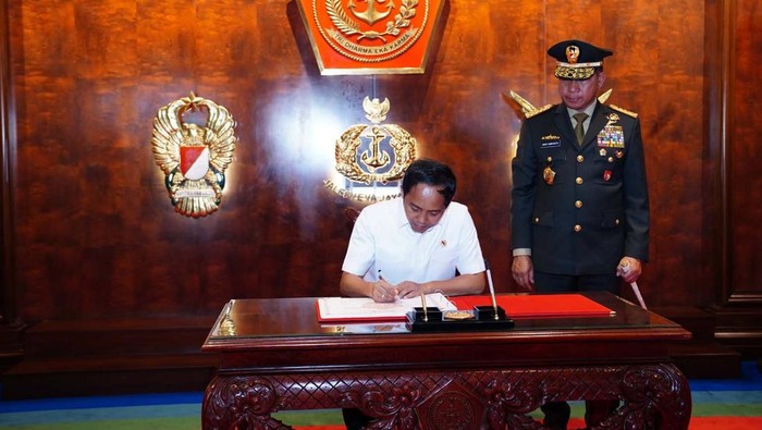 Menteri Kehutanan (Menhut) Raja Juli Antoni bertemu Panglima TNI Jenderal TNI Agus Subiyanto. Pertemuan itu membahas penjagaan dan rehabilitasi hutan.