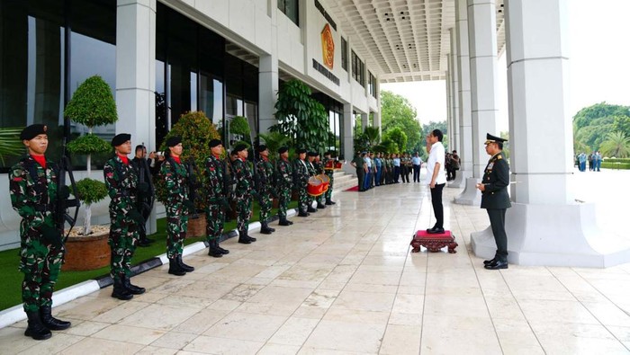 Menteri Kehutanan (Menhut) Raja Juli Antoni bertemu Panglima TNI Jenderal TNI Agus Subiyanto. Pertemuan itu membahas penjagaan dan rehabilitasi hutan.