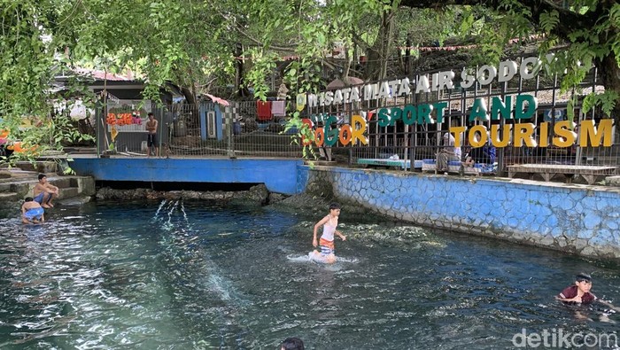Menikmati Kesegaran Mata Air Sodong Mata Air Sodong di Bogor menawarkan kolam alami yang jernih dan suasana asri. Destinasi ini jadi pilihan ideal untuk bersantai.