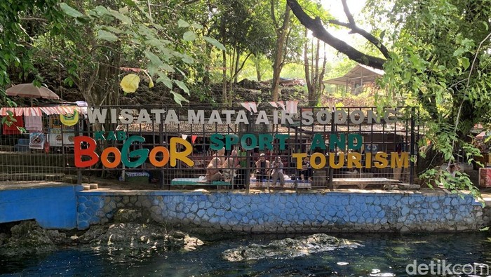 Menikmati Kesegaran Mata Air Sodong Mata Air Sodong di Bogor menawarkan kolam alami yang jernih dan suasana asri. Destinasi ini jadi pilihan ideal untuk bersantai.