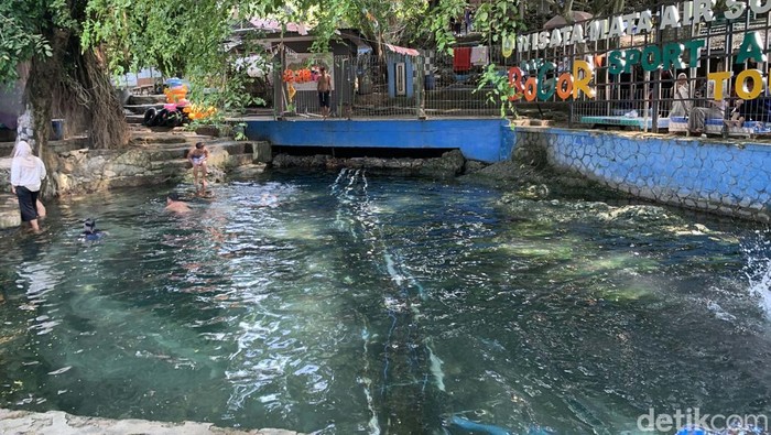 Mata Air Sodong di Bogor menawarkan kolam alami yang jernih dan suasana asri. Destinasi ini jadi pilihan ideal untuk bersantai.