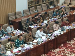 Menkop Budi Arie Hadiri Rapat Perdana di Komisi VI DPR