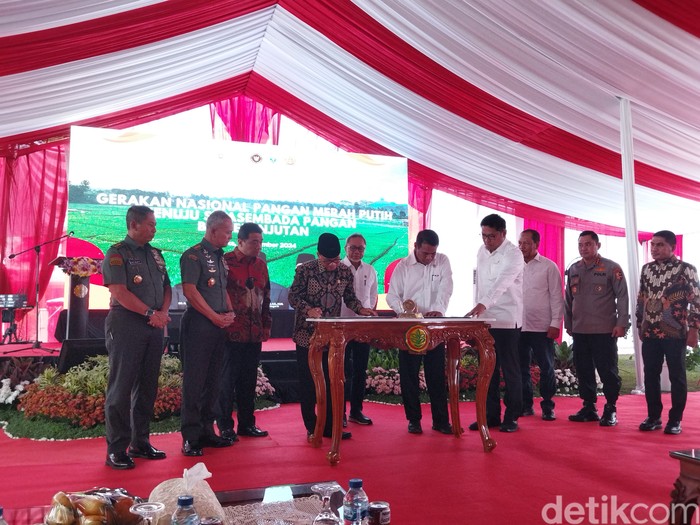 Mentan-Mendes PDT Tekan MoU soal Program Percepatan Swasembada Pangan. (Kurniawan Fadilah/detikcom)