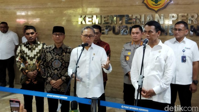Menteri Koordinator bidang Pangan (Menko Pangan), Zulkifli Hasan (Zulhas) (di depan sisi kiri kemeja putih). (Fadil/detikcom).