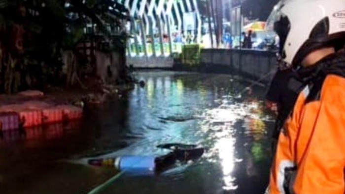 Mobil angkot tercebur ke kali saat keluar dari trayek ketika menghindari banjir di Jaksel. Dishub akan menindak sopir angkot langgar aturan trayek. (ANTARA/HO-Dishub Jaksel)