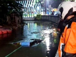 Angkot Nyebur di Kali Saat Keluar Trayek Hindari Banjir, Ini Kata Dishub