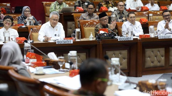 Momen 3 Menteri Rapat Perdana di Komisi X DPR