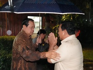 Momen SBY Payungi Prabowo hingga ke Mobil di Tengah Hujan Cikeas