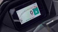 New Honda PCX 125 2025 juga ditawarkan dalam varian DX. Varian DX ini memiliki panel instrumen atau speedometer baru. Menggunakan layar TFT ukuran 5 inci, panel layar ini bisa menjalankan fungsi konektivitas smartphone Honda RoadSync. Foto: Dok. Honda