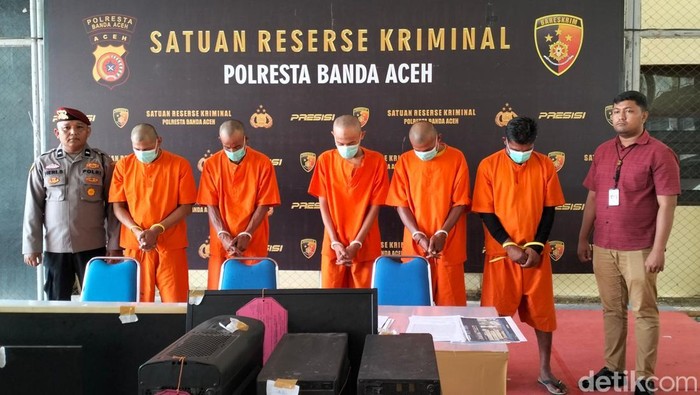Operator warnet ditangkap karena menyewakan akun judi online ke pengunjung. (Agus Setyawan/detikSumut)