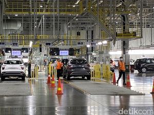 Beratnya Industri Mobil di RI: Penjualan Lesu, Karyawan Tuntut UMR Naik
