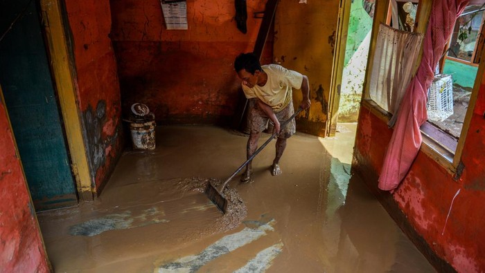 Pascabanjirbandang di Kabupaten Bandung Warga membersihkan rumahnya pascabanjir bandang di Banjaran Wetan, Kabupaten Bandung, Jawa Barat, Rabu (6/11/2024). Banjir bandang luapan Sungai Citalugtug itu mengakibatkan 500 KK terdampak dan sekitar 20 rumah mengalami kerusakan di Desa Banjaran Wetan, Kecamatan Banjaran, Kabupaten Bandung. ANTARA FOTO/Raisan Al Farisi/Spt.