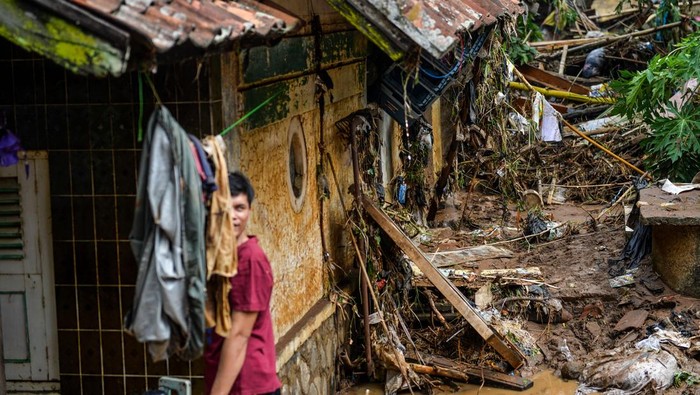 Warga membersihkan rumahnya pascabanjir bandang di Banjaran Wetan, Kabupaten Bandung, Jawa Barat, Rabu (6/11/2024). Banjir bandang luapan Sungai Citalugtug itu mengakibatkan 500 KK terdampak dan sekitar 20 rumah mengalami kerusakan di Desa Banjaran Wetan, Kecamatan Banjaran, Kabupaten Bandung. ANTARA FOTO/Raisan Al Farisi/Spt.