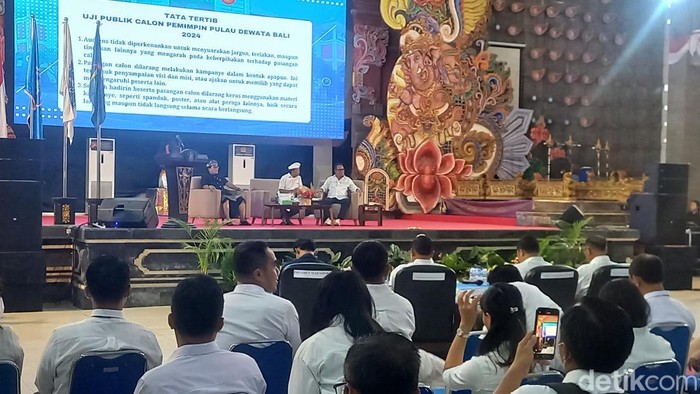 Paslon gubernur dan wakil gubernur Bali nomor urut 2 Wayan Koster-Nyoman Giri Prasta mengikuti uji publik di Undiksha Rabu (6/11/2024). (Made Wijaya Kusuma)