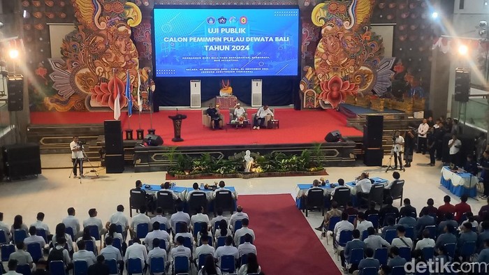 Paslon gubernur dan wakil gubernur Bali nomor urut 2 Wayan Koster - Nyoman Giri Prasta mengikuti uji publik di Undiksha Rabu (6/11/2024). (Made Wijaya Kusuma)